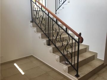 SEA Confiable Vende Casa con Piscina Y jardín en Clayton Village