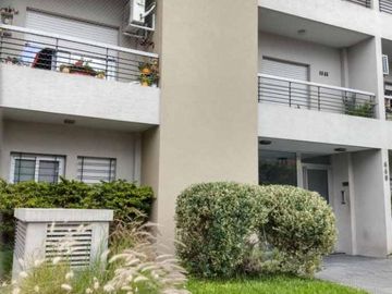 Departamento a la venta Castelar con patio, cochera y baulera