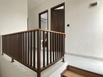 Rumah Strategis 14 Menit ke Pintu Tol Bambu Apus 1 Hadap Timur J-53715