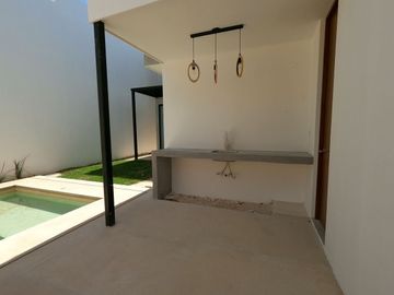 CASA EN VENTA MERIDA, CHOLUL, CON ALBERCA EN PRIVADA CON AMENIDADES