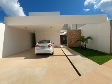 CASA EN VENTA MERIDA, CHOLUL, CON ALBERCA EN PRIVADA CON AMENIDADES