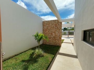 CASA EN VENTA MERIDA, CHOLUL, CON ALBERCA EN PRIVADA CON AMENIDADES