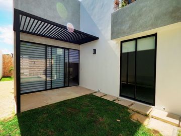 CASA EN VENTA MERIDA, CHOLUL, CON ALBERCA EN PRIVADA CON AMENIDADES