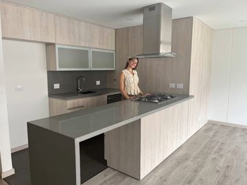 apartamento en venta en el poblado. Cod V121133407