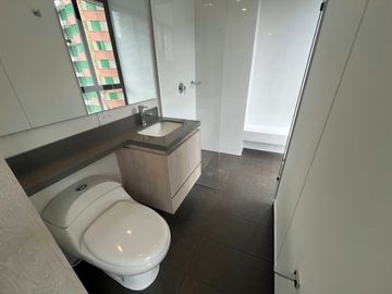 apartamento en venta en el poblado. Cod V121133407