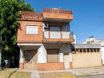Casa de 3 ambientes con cochera en venta en Munro