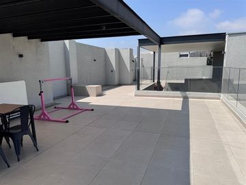 Duplex con gran terraza , sector con gran conectividad