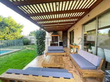 Se arrienda linda y cómoda casa en Chicureo