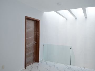 Casa con recámara en planta baja en coto Argenta, Zapopan