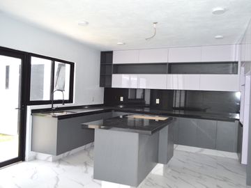 Casa con recámara en planta baja en coto Argenta, Zapopan