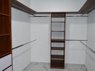 Casa con recámara en planta baja en coto Argenta, Zapopan