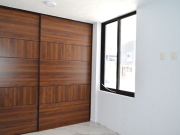 Casa con recámara en planta baja en coto Argenta, Zapopan