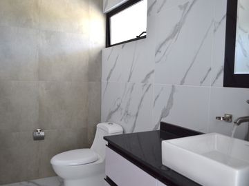 Casa con recámara en planta baja en coto Argenta, Zapopan