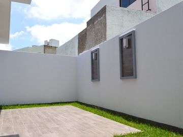 Casa con recámara en planta baja en coto Argenta, Zapopan