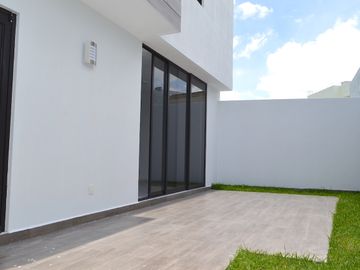 Casa con recámara en planta baja en coto Argenta, Zapopan