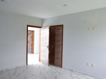 Casa con recámara en planta baja en coto Argenta, Zapopan
