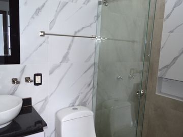 Casa con recámara en planta baja en coto Argenta, Zapopan