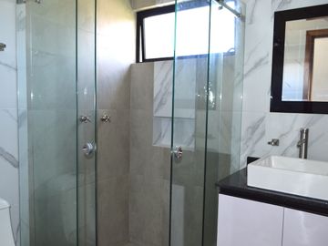 Casa con recámara en planta baja en coto Argenta, Zapopan