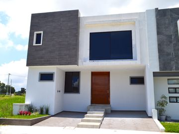 Casa con recámara en planta baja en coto Argenta, Zapopan