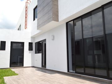 Casa con recámara en planta baja en coto Argenta, Zapopan
