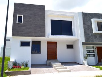 Casa con recámara en planta baja en coto Argenta, Zapopan