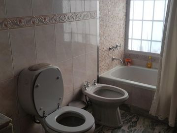 OPORTUNIDAD! ESPECTACULAR CASA 7 AMB, 270 M2 CON PISCINA, POOL HOUSE, JARDIN, QUINCHO ITUZANGO/CASTELAR