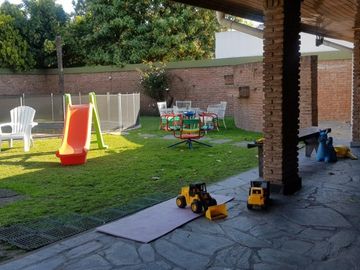 OPORTUNIDAD! ESPECTACULAR CASA 7 AMB, 270 M2 CON PISCINA, POOL HOUSE, JARDIN, QUINCHO ITUZANGO/CASTELAR