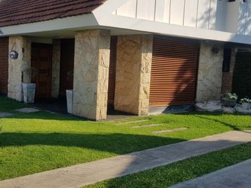 OPORTUNIDAD! ESPECTACULAR CASA 7 AMB, 270 M2 CON PISCINA, POOL HOUSE, JARDIN, QUINCHO ITUZANGO/CASTELAR