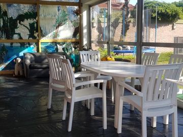 OPORTUNIDAD! ESPECTACULAR CASA 7 AMB, 270 M2 CON PISCINA, POOL HOUSE, JARDIN, QUINCHO ITUZANGO/CASTELAR