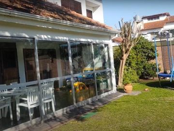 OPORTUNIDAD! ESPECTACULAR CASA 7 AMB, 270 M2 CON PISCINA, POOL HOUSE, JARDIN, QUINCHO ITUZANGO/CASTELAR