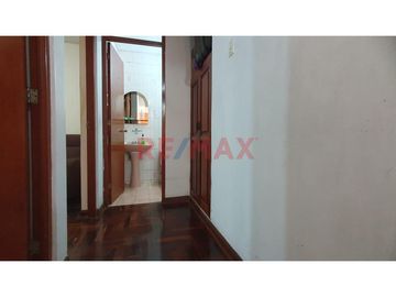Este acogedor departamento está ubicado en el segundo piso del edificio.
Está distribuido con una amplia sala comedor que te brinda espacio más que s
