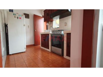 Este acogedor departamento está ubicado en el segundo piso del edificio.
Está distribuido con una amplia sala comedor que te brinda espacio más que s