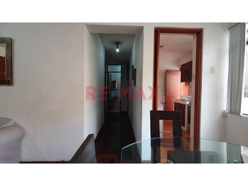 Este acogedor departamento está ubicado en el segundo piso del edificio.
Está distribuido con una amplia sala comedor que te brinda espacio más que s