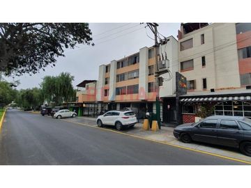 Este acogedor departamento está ubicado en el segundo piso del edificio.
Está distribuido con una amplia sala comedor que te brinda espacio más que s