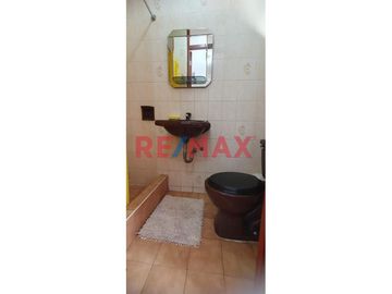 Este acogedor departamento está ubicado en el segundo piso del edificio.
Está distribuido con una amplia sala comedor que te brinda espacio más que s