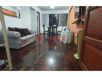 Este acogedor departamento está ubicado en el segundo piso del edificio.
Está distribuido con una amplia sala comedor que te brinda espacio más que s