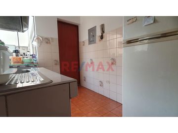 Este acogedor departamento está ubicado en el segundo piso del edificio.
Está distribuido con una amplia sala comedor que te brinda espacio más que s