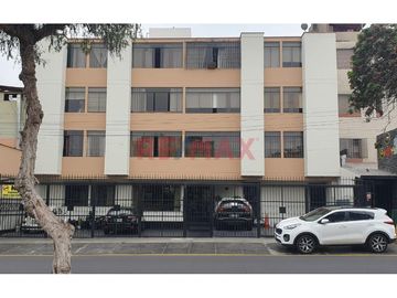 Este acogedor departamento está ubicado en el segundo piso del edificio.
Está distribuido con una amplia sala comedor que te brinda espacio más que s