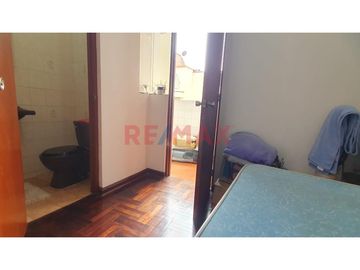 Este acogedor departamento está ubicado en el segundo piso del edificio.
Está distribuido con una amplia sala comedor que te brinda espacio más que s