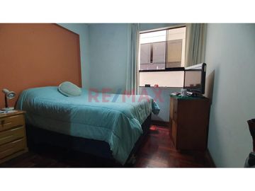 Este acogedor departamento está ubicado en el segundo piso del edificio.
Está distribuido con una amplia sala comedor que te brinda espacio más que s