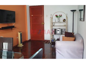 Este acogedor departamento está ubicado en el segundo piso del edificio.
Está distribuido con una amplia sala comedor que te brinda espacio más que s