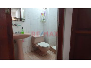 Este acogedor departamento está ubicado en el segundo piso del edificio.
Está distribuido con una amplia sala comedor que te brinda espacio más que s