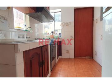 Este acogedor departamento está ubicado en el segundo piso del edificio.
Está distribuido con una amplia sala comedor que te brinda espacio más que s