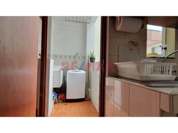 Este acogedor departamento está ubicado en el segundo piso del edificio.
Está distribuido con una amplia sala comedor que te brinda espacio más que s