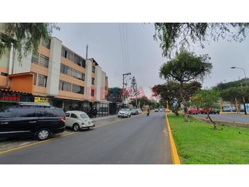 Este acogedor departamento está ubicado en el segundo piso del edificio.
Está distribuido con una amplia sala comedor que te brinda espacio más que s