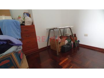 Este acogedor departamento está ubicado en el segundo piso del edificio.
Está distribuido con una amplia sala comedor que te brinda espacio más que s