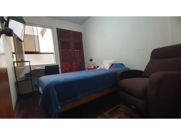 Este acogedor departamento está ubicado en el segundo piso del edificio.
Está distribuido con una amplia sala comedor que te brinda espacio más que s