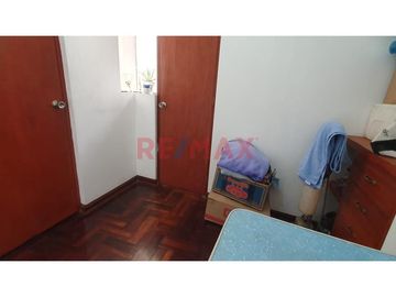 Este acogedor departamento está ubicado en el segundo piso del edificio.
Está distribuido con una amplia sala comedor que te brinda espacio más que s