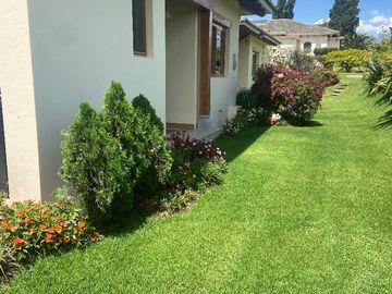 Venta Pakakuna Gardens en Checa villa amplia