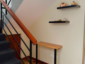 Se vende Impecable chalet de 3 pisos en Urbanización Aurora Miraflores
Completamente renovado el sistema eléctrico, saneamiento, accesorios, luminari